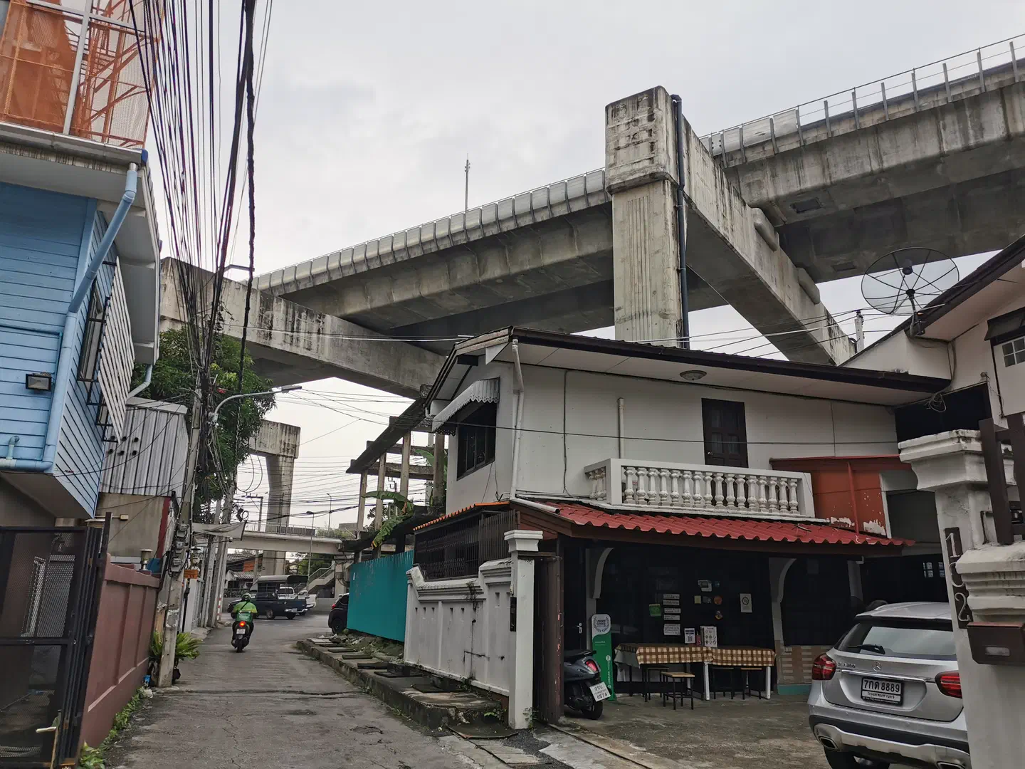 Les routes et le BTS Skytrain forment une architecture impressionnante