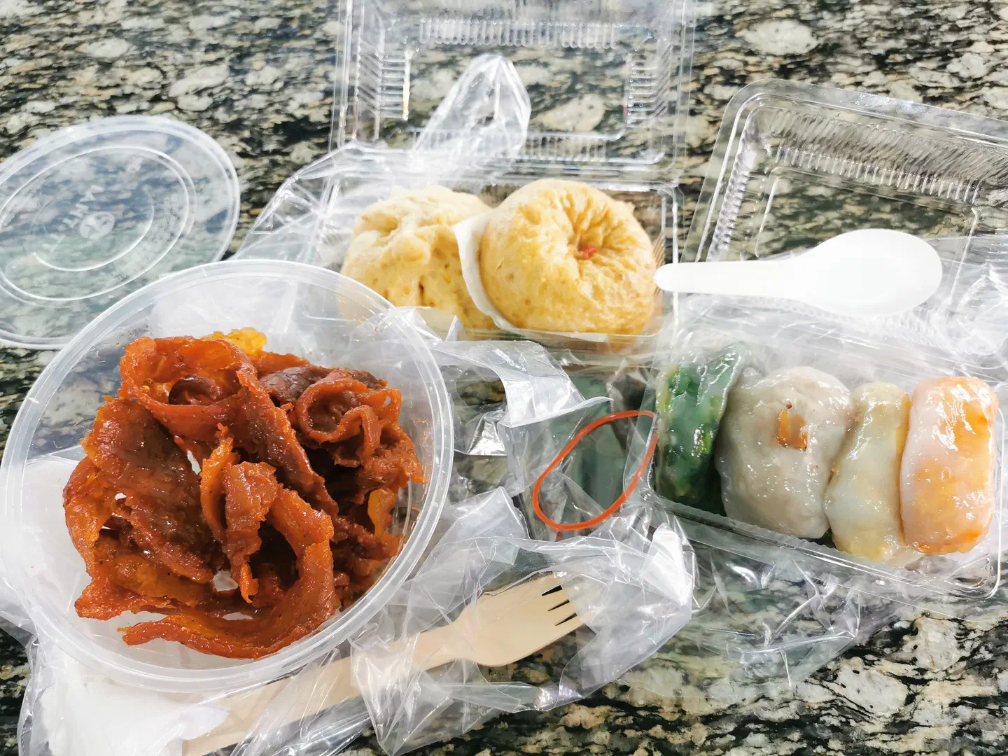 Un casse-croûte au Talat Phlu Food Market
