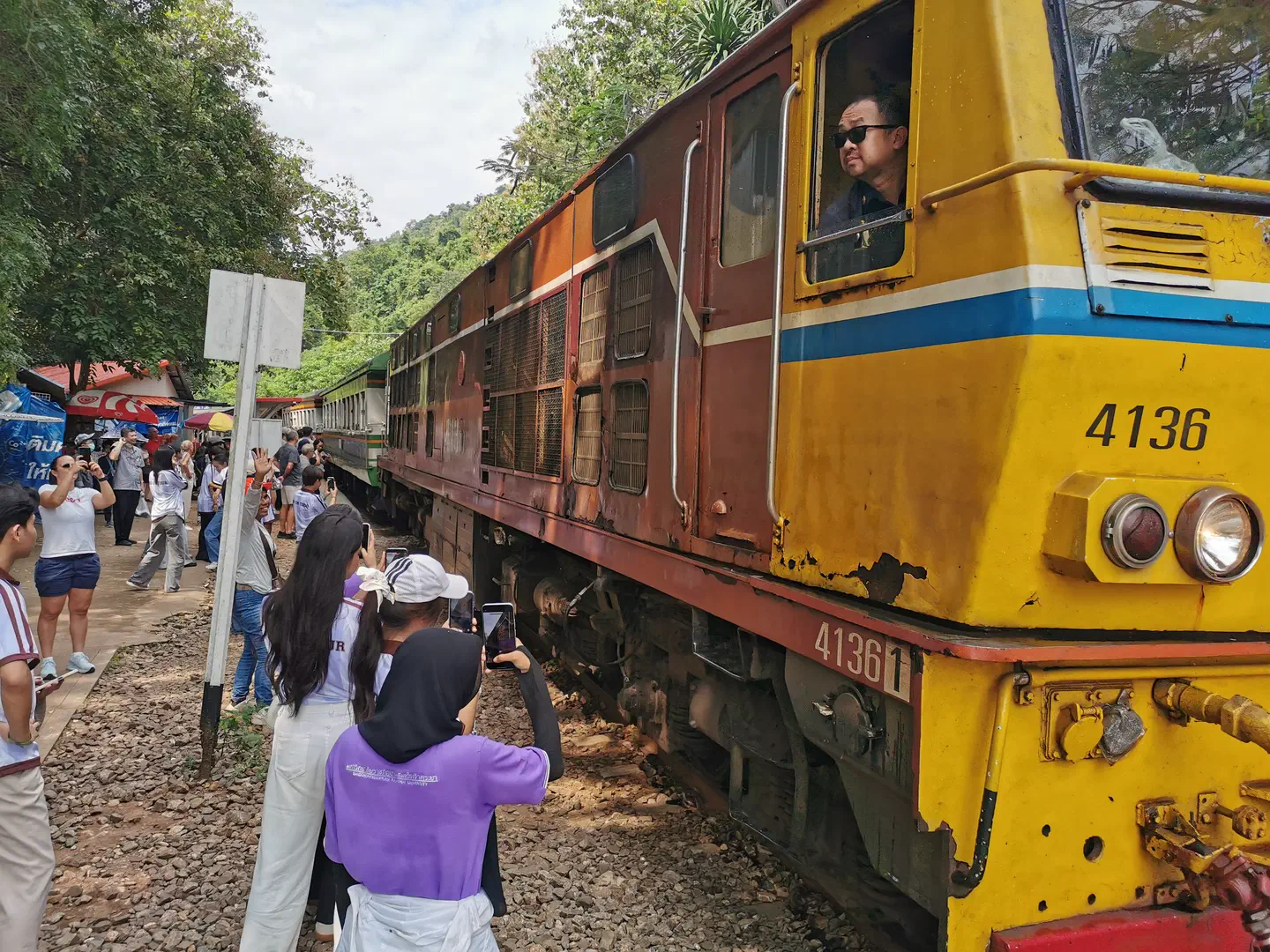 Le train de 13h28 à Tham Krasae