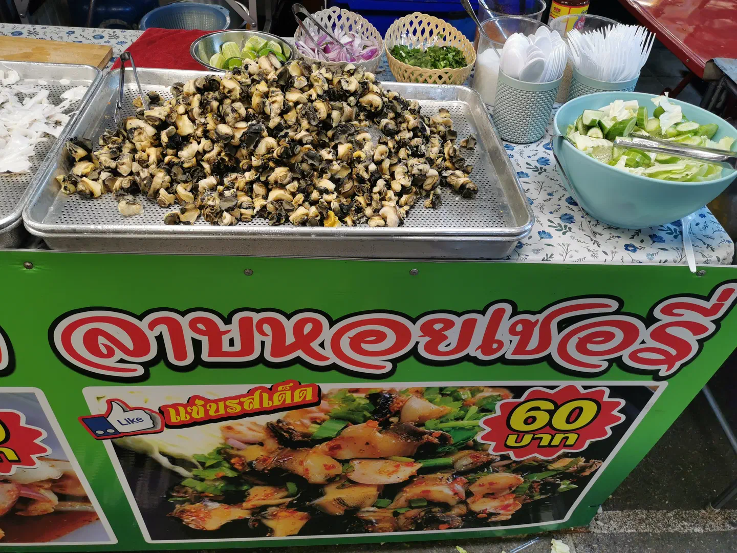 Un stand de salade de fruits de mer