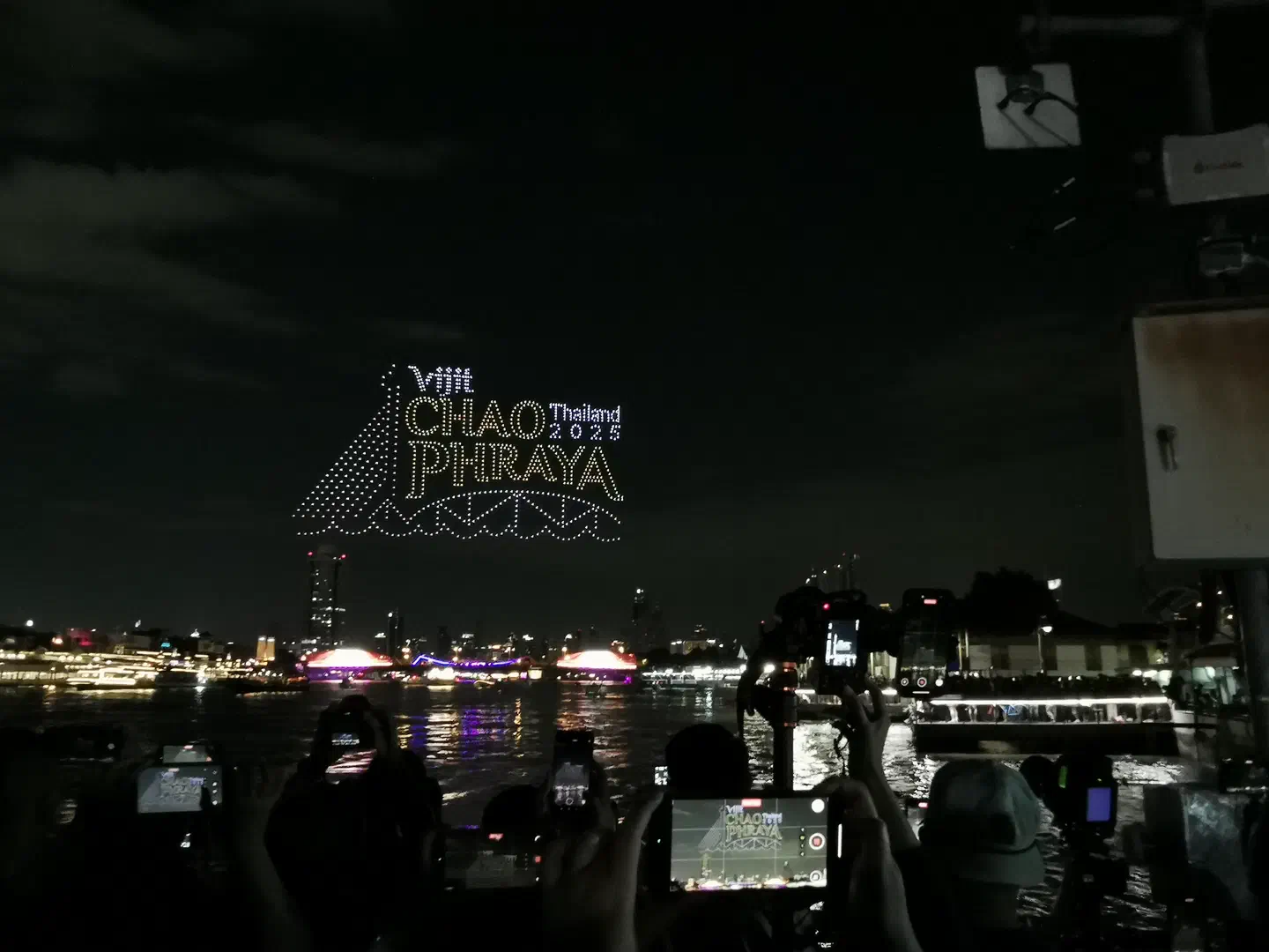 Spectacle de drones sur le fleuve Chao Phraya