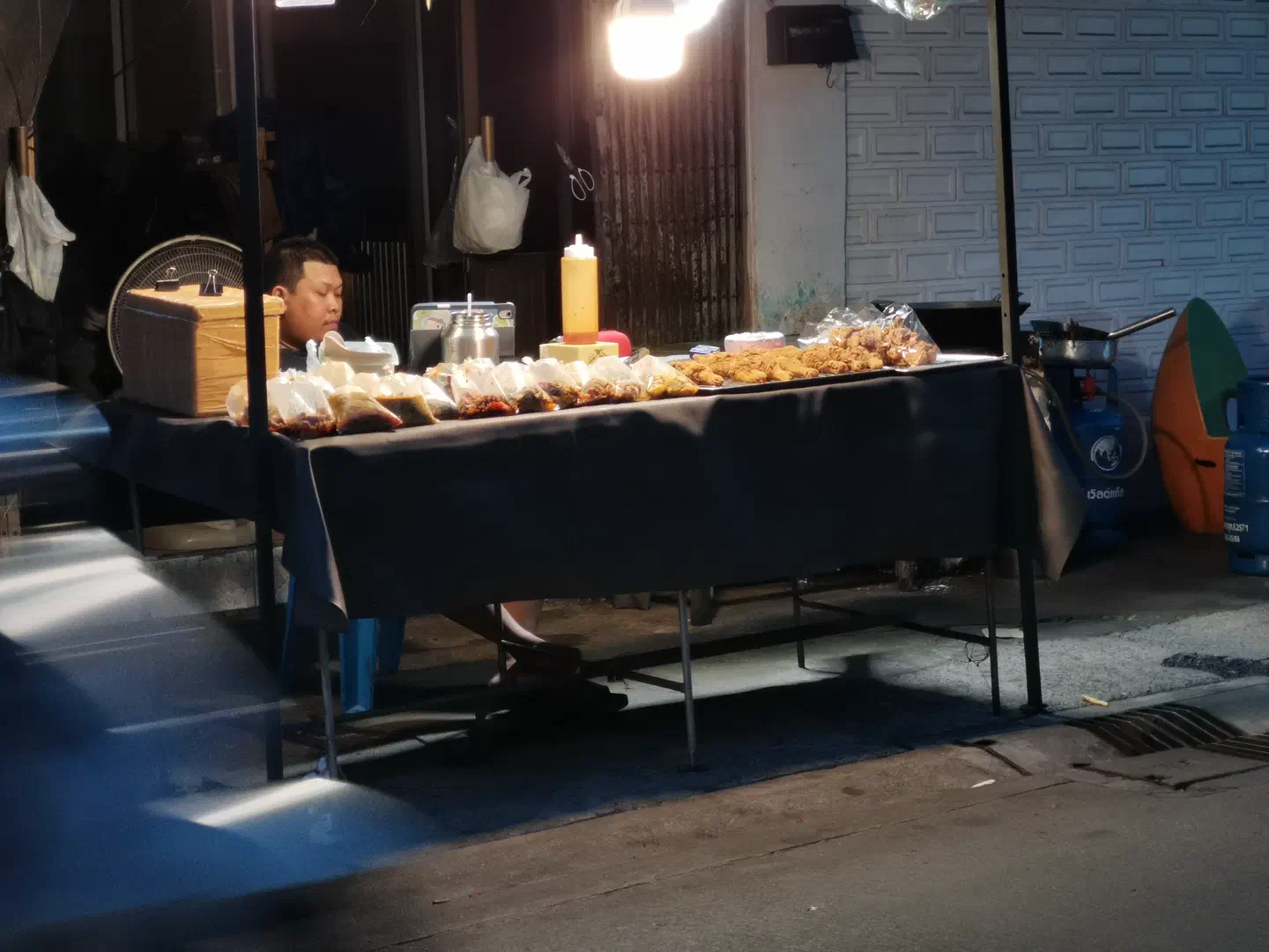 Un stand de curry en sachet et de poulet frit