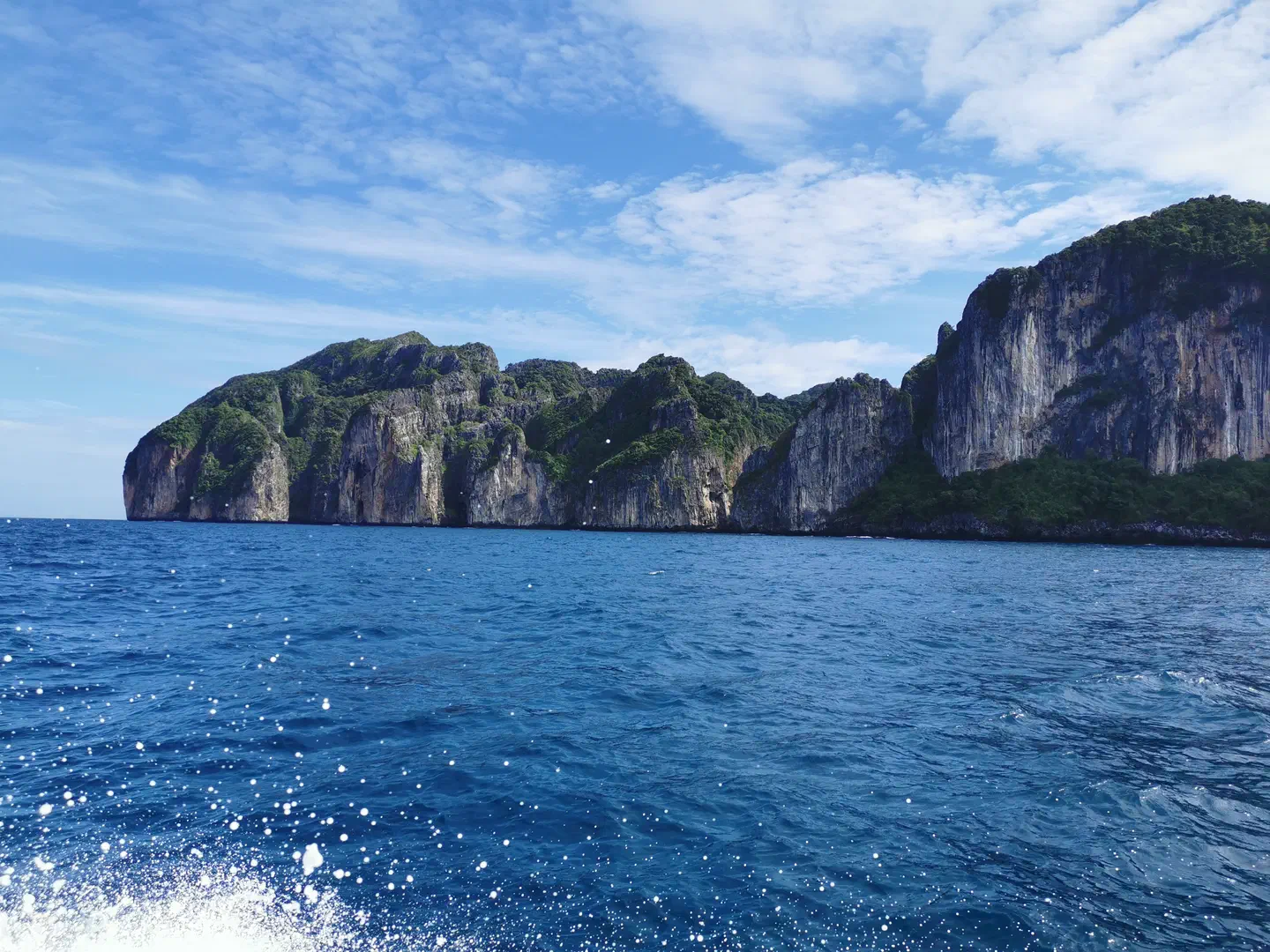 Première vue de Koh Phi Phi depuis le Speed Boat