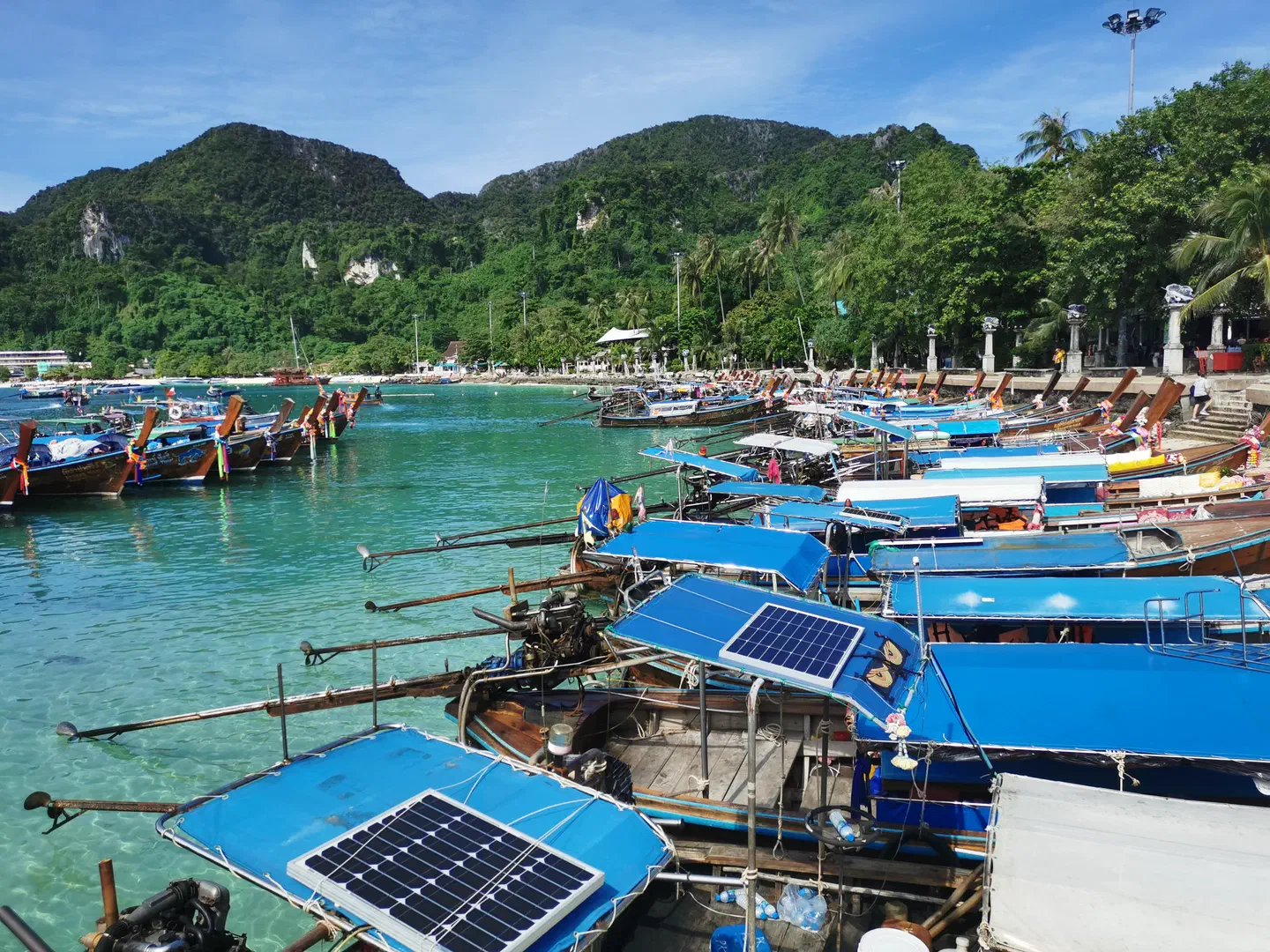 Les longtail boats vus du quai à l&rsquo;arrivée
