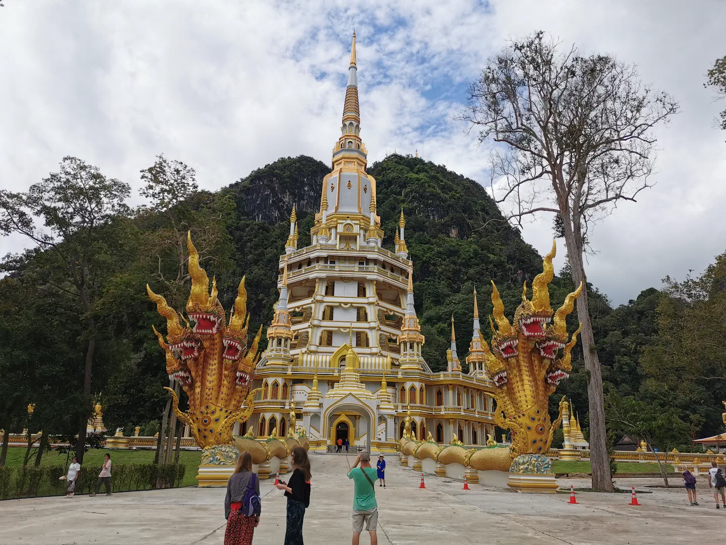 Tiger Cave Temple - on distingue la plateforme sur la montagne de droite