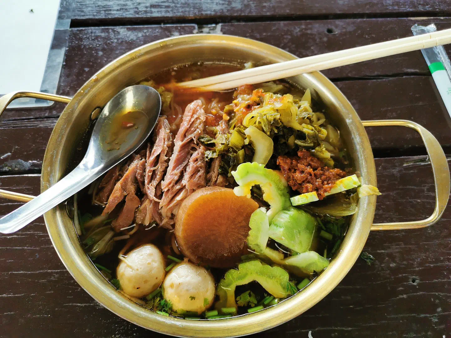 Plat chinois sur un marché entre l&rsquo;aéroport et la vieille ville