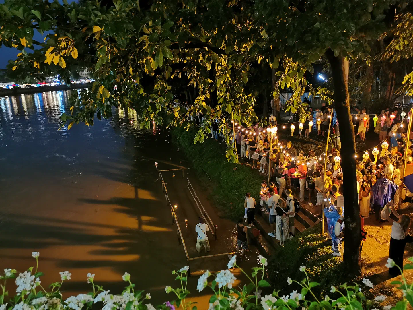 Mise à l&rsquo;eau de Krathongs sur la rivière Ping