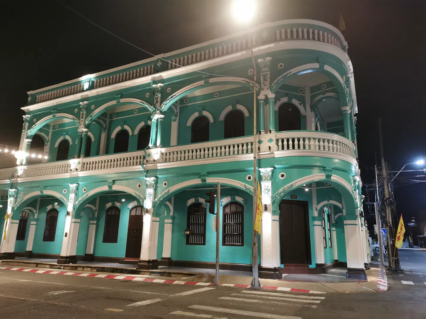 Une belle façade éclairée à Phuket tard le soir