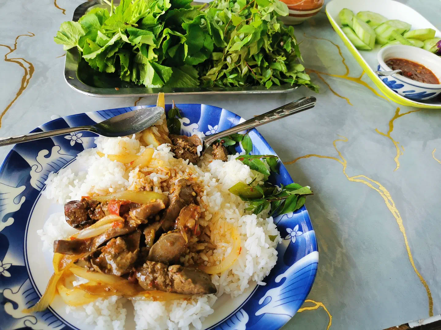 Un autre plat en sauce dans un restaurant et ses assaisonnements
